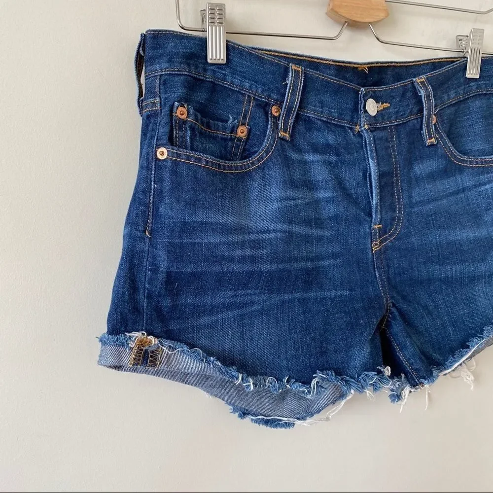 LEVI’S 501 Raw Hem Medium Wash Button Fly Short - Picture 4 of 11